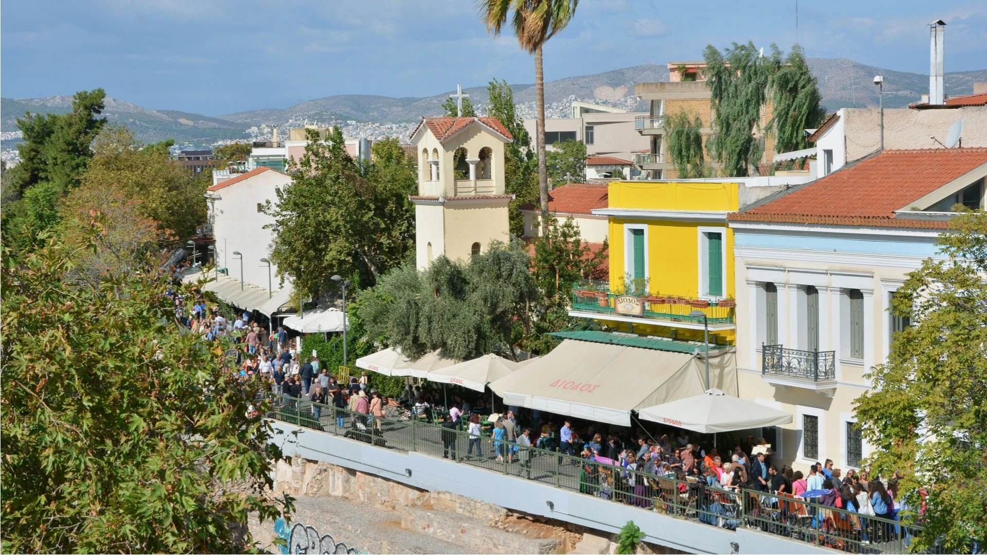 Συναγερμός στο Μοναστηράκι: Άνδρας απειλεί να πέσει από σκαλωσιά